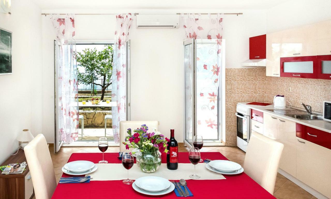 Apartmani Ami Подстрана Екстериор снимка